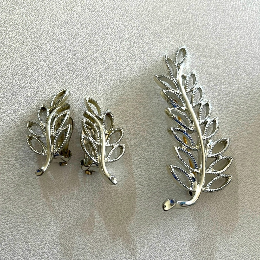 Vintage Emmons Silver Toned Leaf Pin & Clip On Earrings